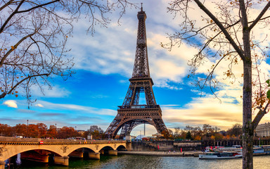 Fototapeta na wymiar Autumn view over the Seine river with bridge and view towards the Eiffel Tower