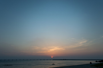 オレンジ色の夕日と飛行場の誘導灯