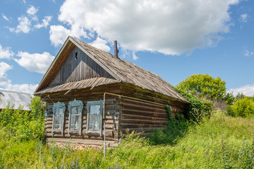 Obraz premium old abandoned wooden country house