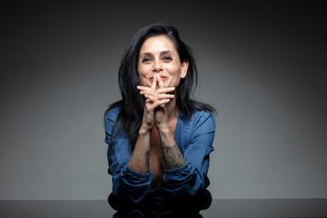 Femme sourire et décolleté