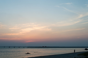 オレンジ色の夕暮れと飛行場の誘導灯