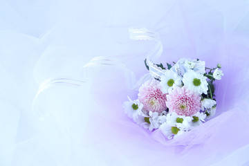 ピンクのピンポンマムと白の小菊の花束（パープルのチュールの背景）