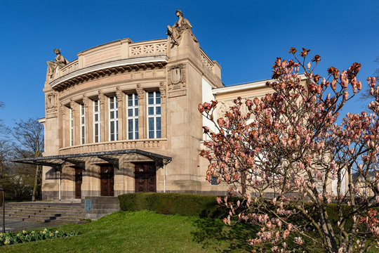 Stadttheater Gie&szlig;en im Fr&uuml;hling mit bl&uuml;hendem Magnolienbaum