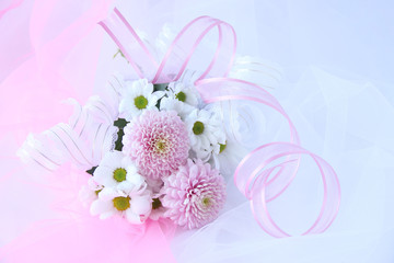 パステルカラーのピンポンマムと白の小菊の花束（グレーと白のチュールの背景）