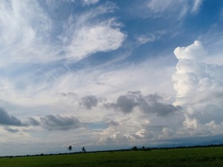 Obraz premium białe chmury na niebieskim niebie