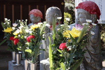 お寺にあるお地蔵さん、日本、お花が供えてある、和の景色