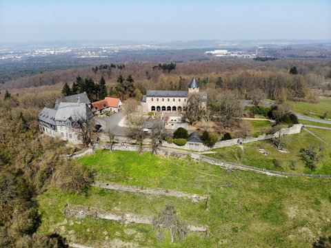 Luftaufnahme vom Kloster Schiffenberg