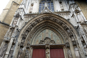 Fototapeta na wymiar Entrée de la cathédrale st Sauveur