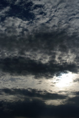 Cielo nuboso azul oscuro precioso