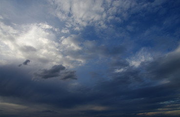 Cielo con nubes azul precioso