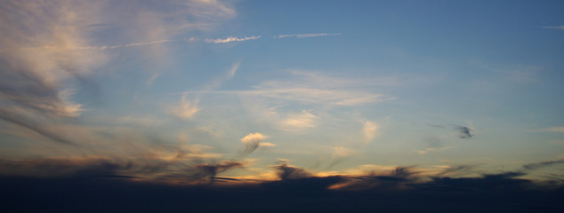 Cielo al atardecer azul celeste con nubes de tormenta