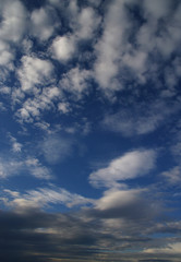 cielo azul con nubes blancas precioso