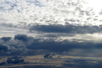 Cielo con nubes azul precioso