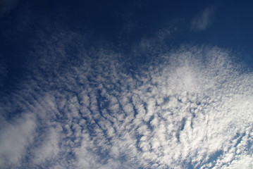 Cielo azul con nubes blancas aborregadas