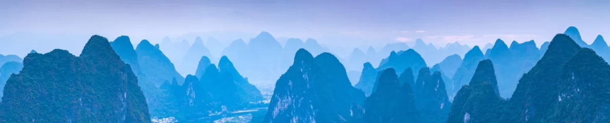 Foto auf Acrylglas Guilin Panoramablick auf die Karstberglandschaft in der Nähe von Guilin, Provinz Guangxi, China