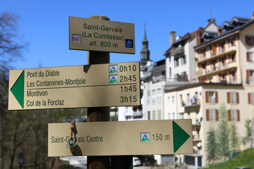 Panneaux de randonnées : Saint-Gervais La Comtesse, Pont du Diable, Les Contamines-Montjoie, Montivon, Col de la Forclaz, Saint-Gervais centre. Saint-Gervais-les-Bains. Haute-Savoie. France.