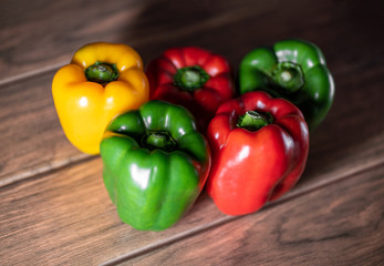 variedad de ajís morrón diferentes colores sobre una tabla de madera