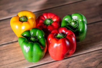 variedad de ajís morrón de diferentes colores vista desde cerca en una madera