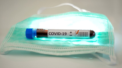 Obraz premium A face mask with the positive test for coronavirus