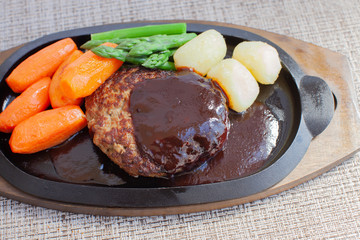 鉄板の上のハンバーグステーキ