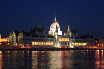 Fototapeta na wymiar hungarian parliament at night budapest