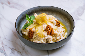 porridge with Apple and pecan