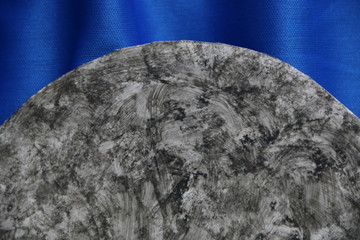formas abstractas grises sobre fondo azul brillante
