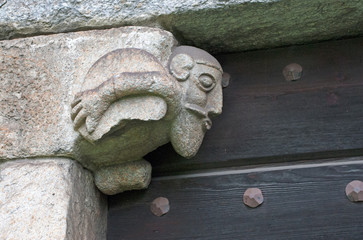 Schweiz, Tessin, Giornico, Romanische Kirche San Nicolao, Darstellung einer lasttragenden Figur...