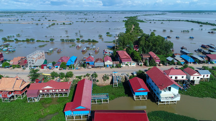 Obraz premium Village flottant agricole et pêcheurs près de Siem Reap au Cambodge vue du ciel