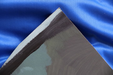 formas abstractas grises sobre fondo azul brillante