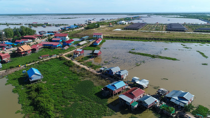 Fototapeta na wymiar Village flottant agricole et pêcheurs près de Siem Reap au Cambodge vue du ciel