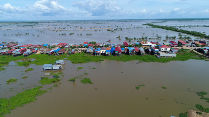 Village flottant agricole et pêcheurs près de Siem Reap au Cambodge vue du ciel