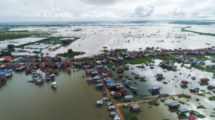 Village flottant agricole et pêcheurs près de Siem Reap au Cambodge vue du ciel