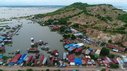 Village flottant agricole et pêcheurs près de Siem Reap au Cambodge vue du ciel