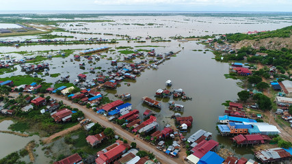 Village flottant agricole et pêcheurs près de Siem Reap au Cambodge vue du ciel