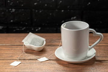 una taza con un sobre de té listo para hervir para empezar el día
