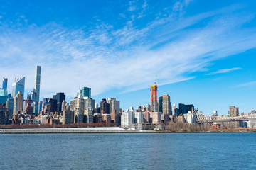 Obraz premium Midtown Manhattan Skyline along the East River in New York City with the Queensboro Bridge 