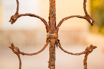 Detalle de valla de hierro oxidado