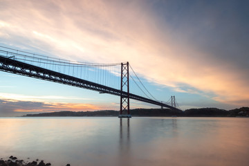 Fototapeta na wymiar Landscape. Vista del puente 25 de Abril al Amanecer. Lisboa. Portugal