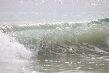 Fototapeta premium Closeup of curling ocean waves nearing the beach