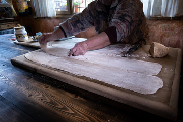 Impastare la pasta all'uovo su spianatoia