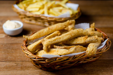 Porção de peixe e batata frita