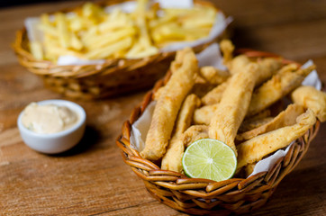Porção de peixe e batata frita