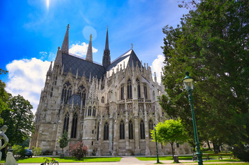 Obraz premium The Votivkirche, or Votive Church, from the streets of Vienna, Austria.