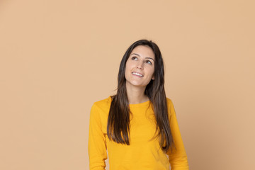 Obraz premium Brunette young woman wearing a yellow T-shirt