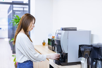 コーヒーをいれるビジネスウーマン