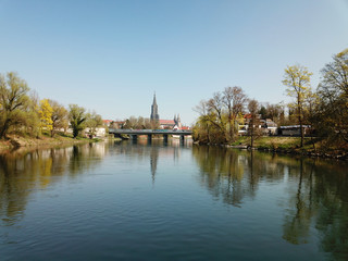 Ulm, Deutschland: Blick auf das in der Donau gespiegelte Münster