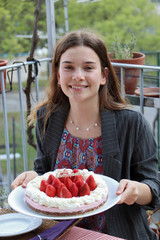 GIOVANE RAGAZZA CON TORTA DI COMPLEANNO