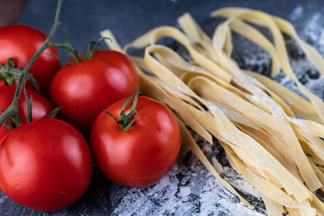 Tomaten und bandnudeln auf Schieferstein