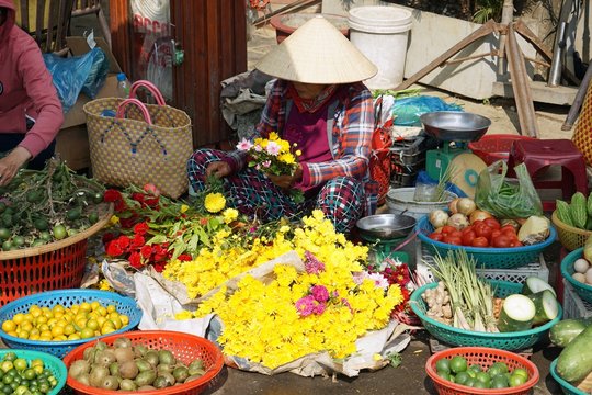 local market in hoi an